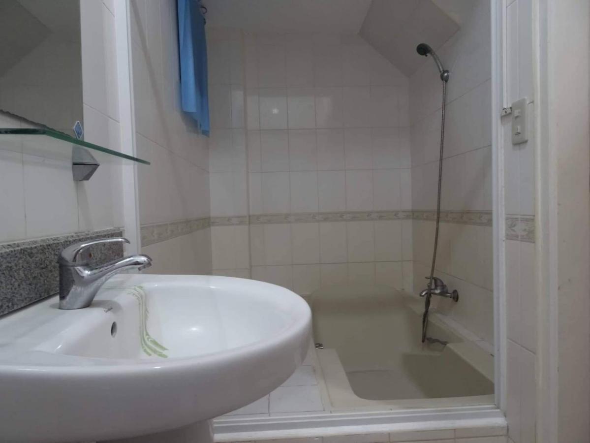 Julz Tropical Apartments オロンガポ エクステリア 写真