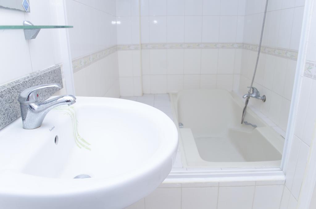 Julz Tropical Apartments オロンガポ エクステリア 写真