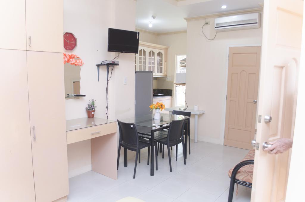 Julz Tropical Apartments オロンガポ エクステリア 写真