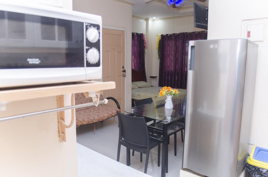 Julz Tropical Apartments オロンガポ エクステリア 写真